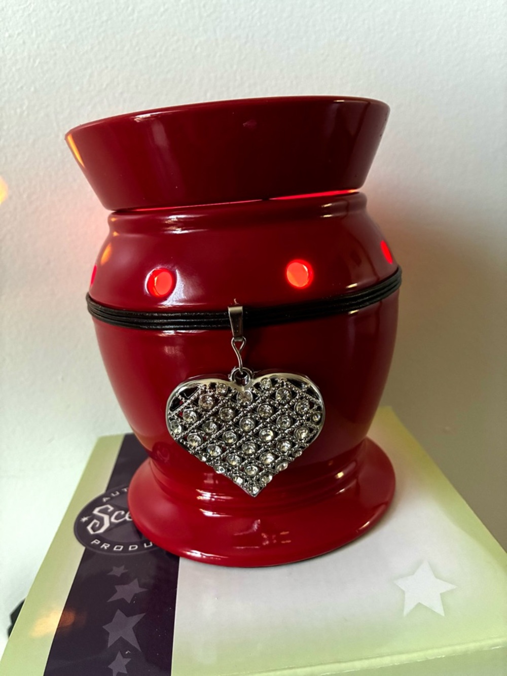 Scentsy Red Wax Warmer with Heart Charm  Be Mine